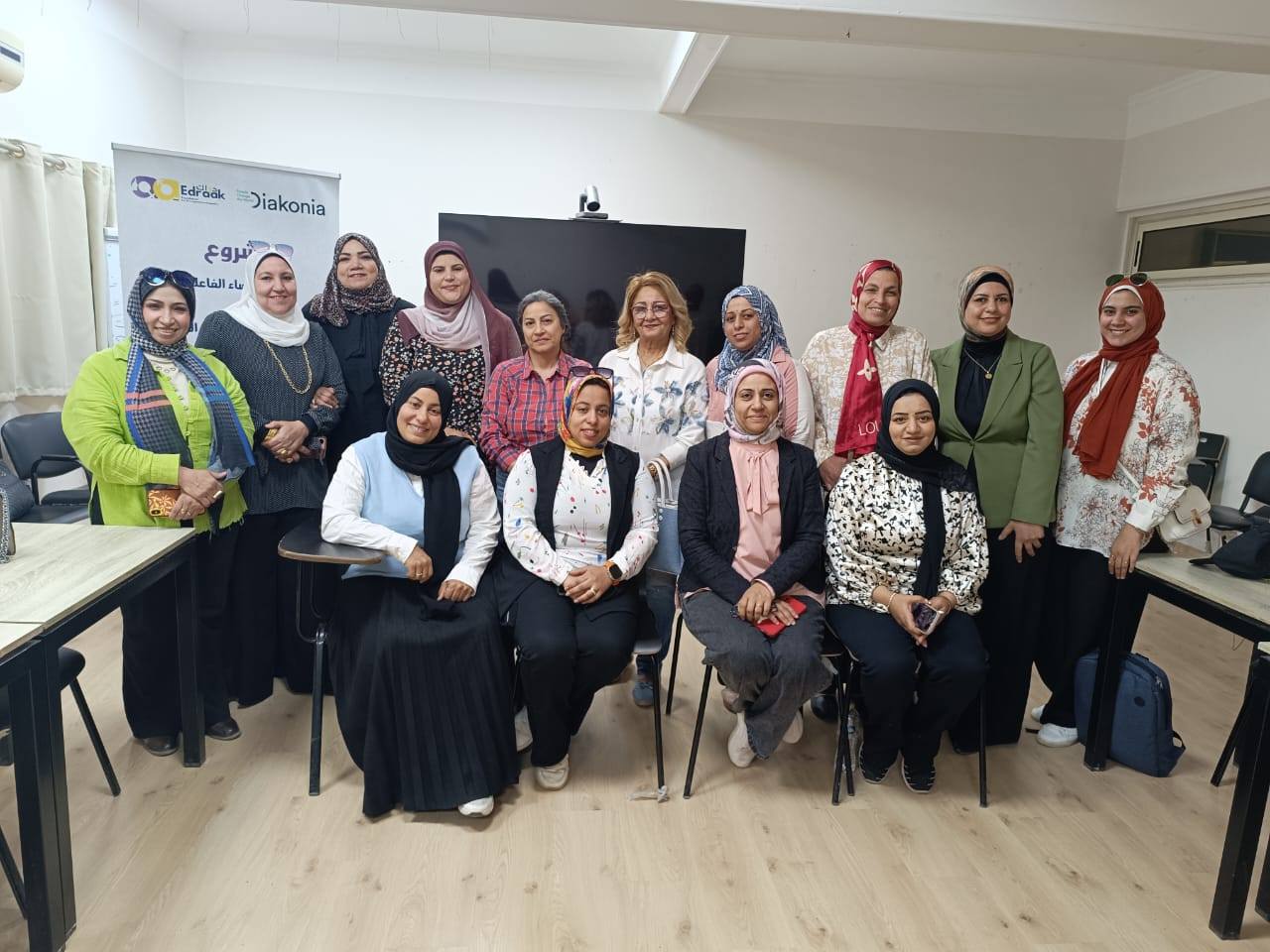 نفذت جمعية Shabab Elkheir Association | جمعية شباب الخير | ببني سويف بالشراكة مع مؤسسة إدراك للتنمية والمساواة، وبدعم من Diakonia، عددا من الجلسات النقاشية وذلك ضمن مشروع "وصلة آمنة 2" الهادف إلى تمكين النساء الفاعلات في المجال العام من مناهضة العنف الرقمي. وشهدت الجلسات مشاركة عدد من النساء الفاعلات بالمجال العام، حيث ناقشت أشكال العنف الرقمي وتأثيره النفسي والاجتماعي على النساء، إلى جانب أهمية تعزيز السلامة الرقمية وخلق مساحات آمنة للحوار والدعم. وأكدت الجمعية حرصها على دعم قضايا حماية النساء وتعزيز مشاركتهن الآمنة والفعالة في المجال العام